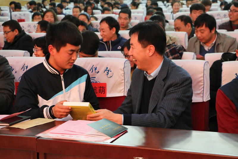 王津赠书.jpg