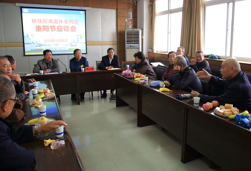 5、座谈会上，离退休教职工与院工会领导互动交流。_副本.jpg