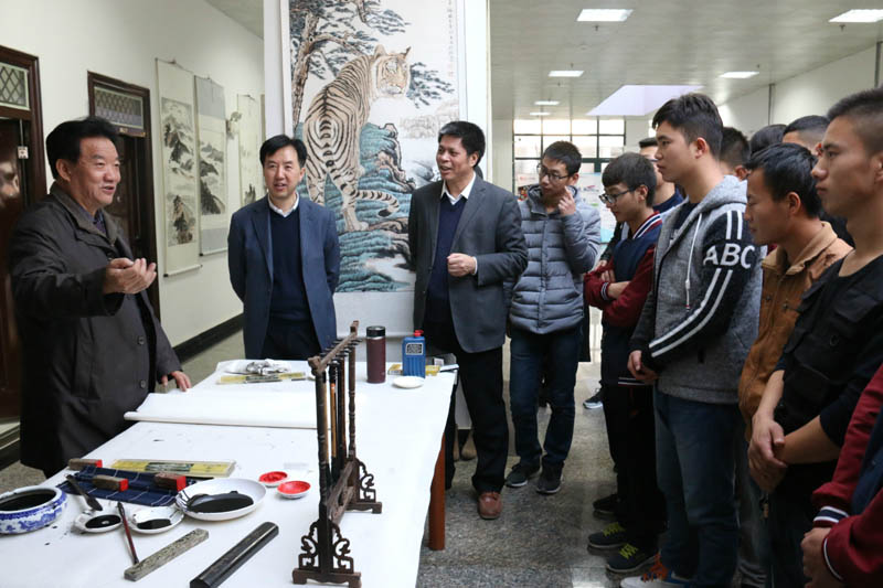1刘燕京在给书画爱好学生讲授国画艺术.jpg