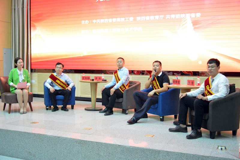 报告团成员回答学生提问1.jpg