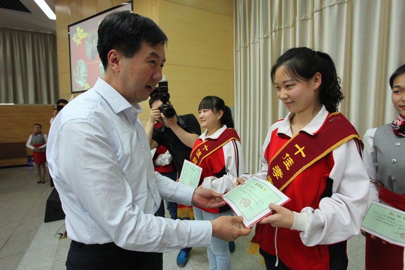 王津颁奖.jpg
