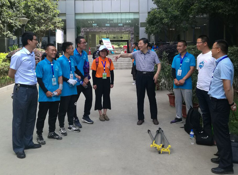 焦胜军副院长看望测绘赛项参赛师生并进行现场指导11.jpg