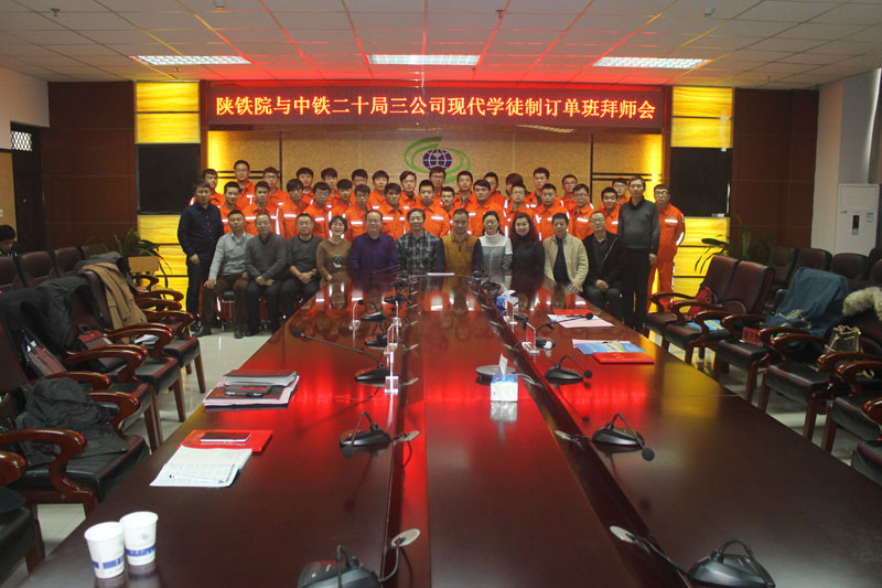 参会人员合影留念.jpg