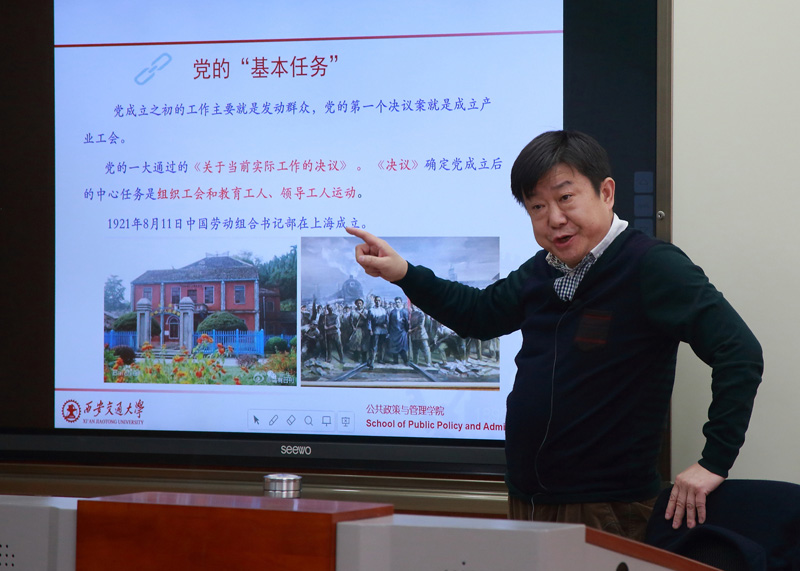 2朱正威教授做专题报告.jpg