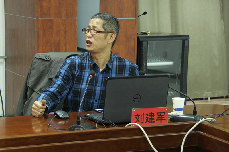 刘建军作报告.jpg