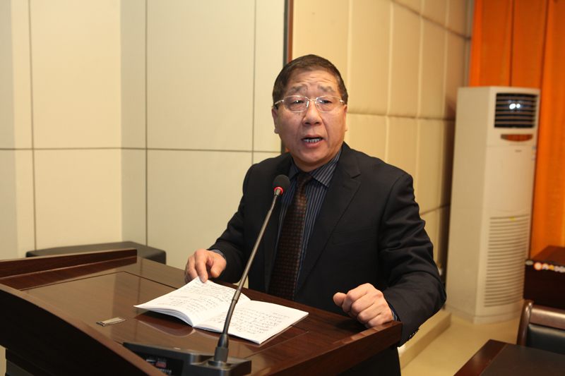 杨云峰主持会议，并作第三届工会委员会工作报告.JPG