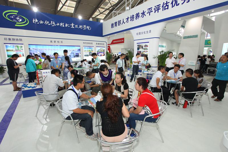 学院工作人员耐心解答考生及家长咨询.jpg